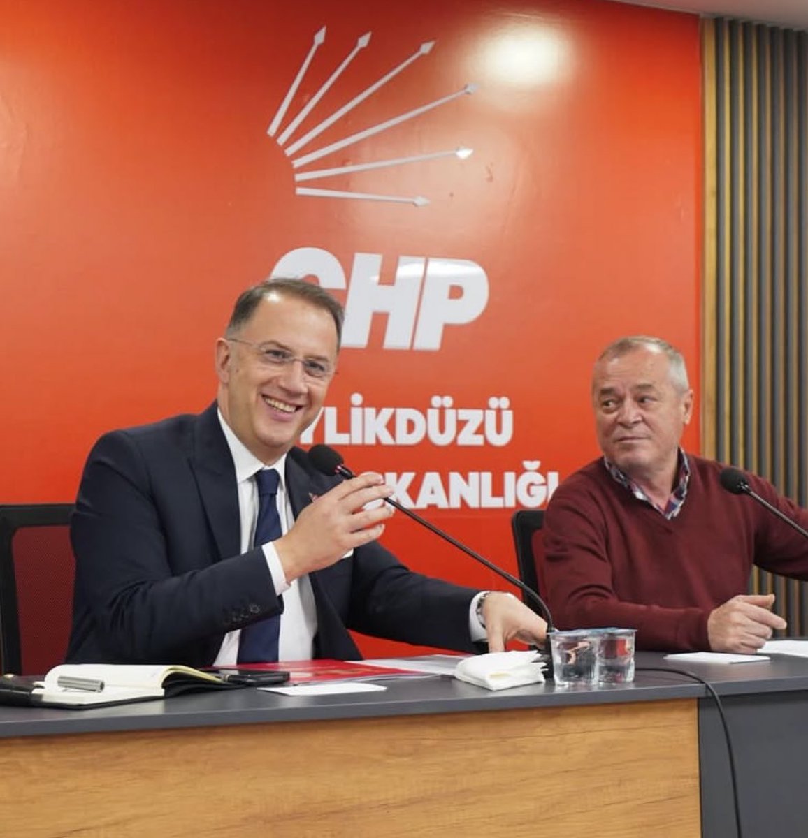 Mehmet Murat Çalık Başkanımızın acil şekilde hastaneye kaldırıldığını kaygıyla takip ediyoruz.
Halkçı, onurlu ve mücadeleci bir yaşamı savunan Başkanımız yalnız değildir.
Bu ülkede halkın yanında duranlara bedel ödetmeye çalışanlara karşı dayanışmamızdan bir adım geri