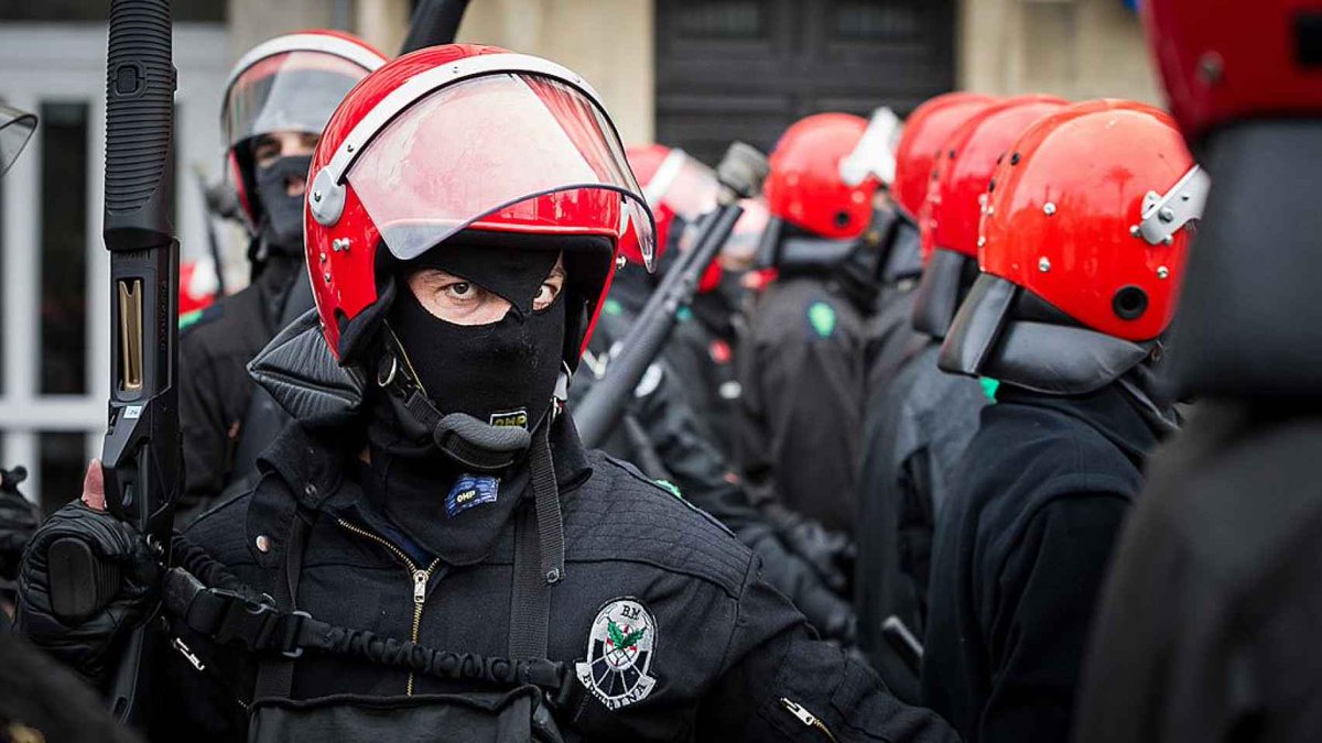 Jainko_Barik's tweet image. Acabo de escuchar al ministro español @pbustinduy hablando del ICE de Trump, decir: "fuerzas del orden actuando con la cara tapada, cuesta creerlo".
Debería empezar a usar gafas de cerca.