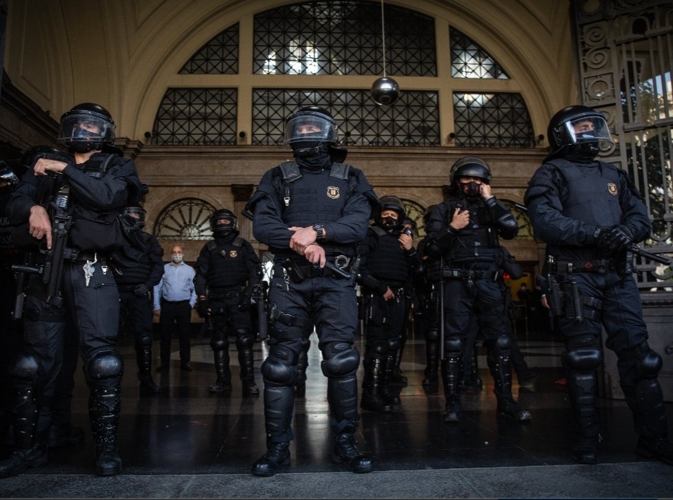 Jainko_Barik's tweet image. Acabo de escuchar al ministro español @pbustinduy hablando del ICE de Trump, decir: "fuerzas del orden actuando con la cara tapada, cuesta creerlo".
Debería empezar a usar gafas de cerca.