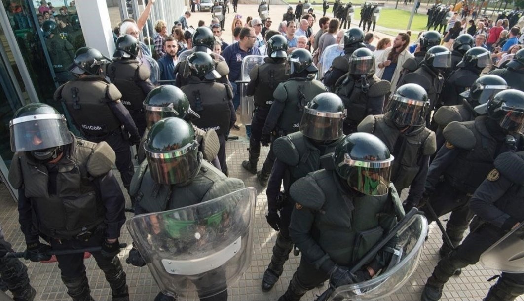 Jainko_Barik's tweet image. Acabo de escuchar al ministro español @pbustinduy hablando del ICE de Trump, decir: "fuerzas del orden actuando con la cara tapada, cuesta creerlo".
Debería empezar a usar gafas de cerca.