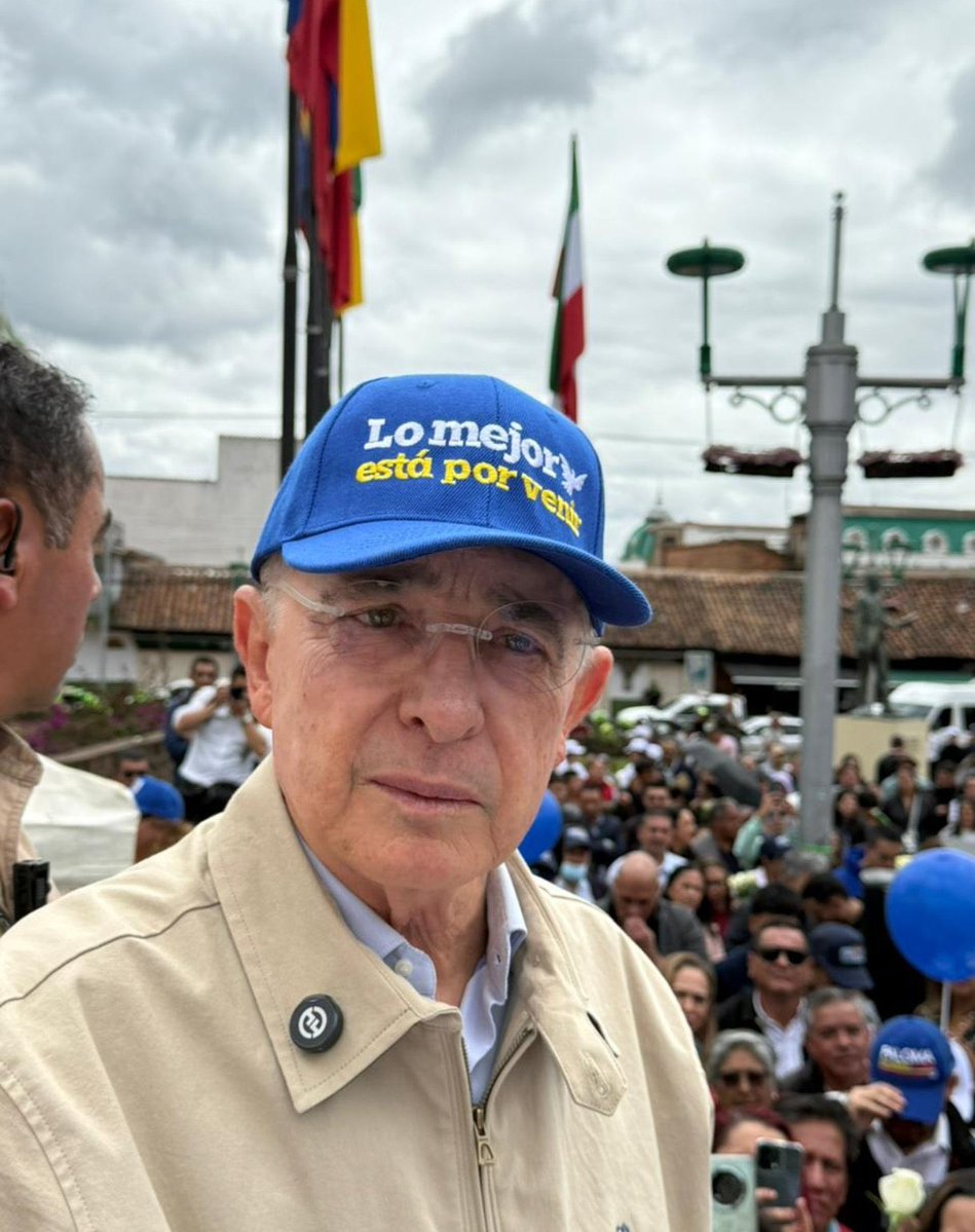 <a href="/EnVido_Oficial/">ᶜʳⁱᵐᵉˢ | 𝐸𝑛 𝑉𝑖𝑑𝑜</a> analiza:

​Uribe lanza campaña con el lema:

"Lo mejor está por venir". 👴🏻✨  
​Y tiene toda la razón.

​Porque si su hermano Santiago ya recibió 28 años de cárcel por Los 12 Apóstoles y él va para juicio, "Lo Mejor" que está por venir es la Reunión Familiar.