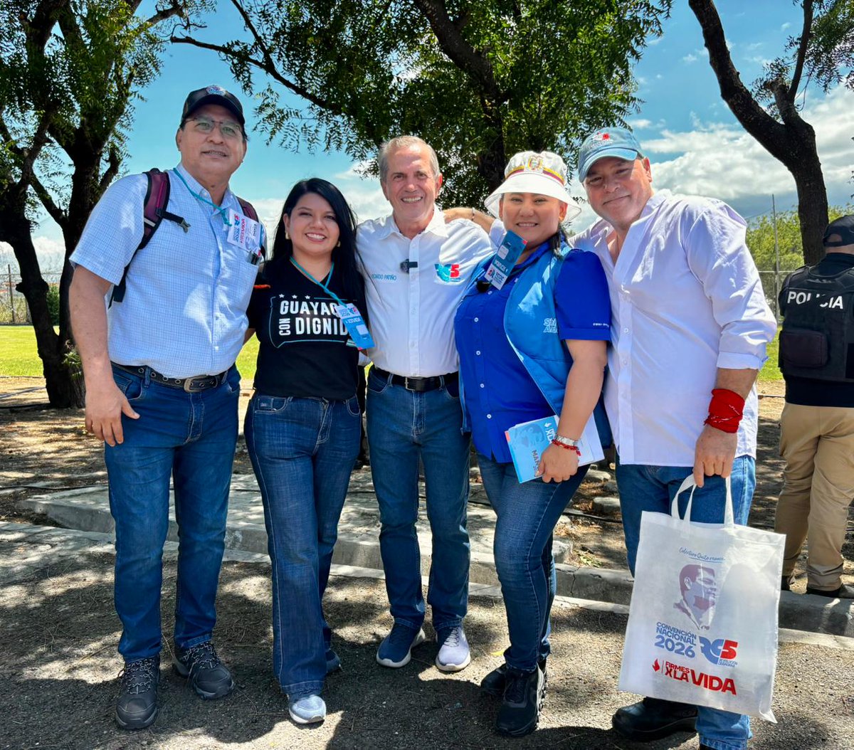 #ConvenciónRC5
Desde la tierra de Alfaro, con la convicción intacta y el corazón en la gente.
Somos la <a href="/RC5Oficial/">Revolución Ciudadana</a> ✊🏻🇪🇨

<a href="/MashiRafael/">Rafael Correa</a> <a href="/GabrielaEsPais/">Gabriela Rivadeneira</a> <a href="/Meluzambrano/">Melissa Zambrano Chávez</a> <a href="/ecuarauz/">Andrés Arauz</a> <a href="/RicardoPatinoEC/">Ricardo Patiño</a>