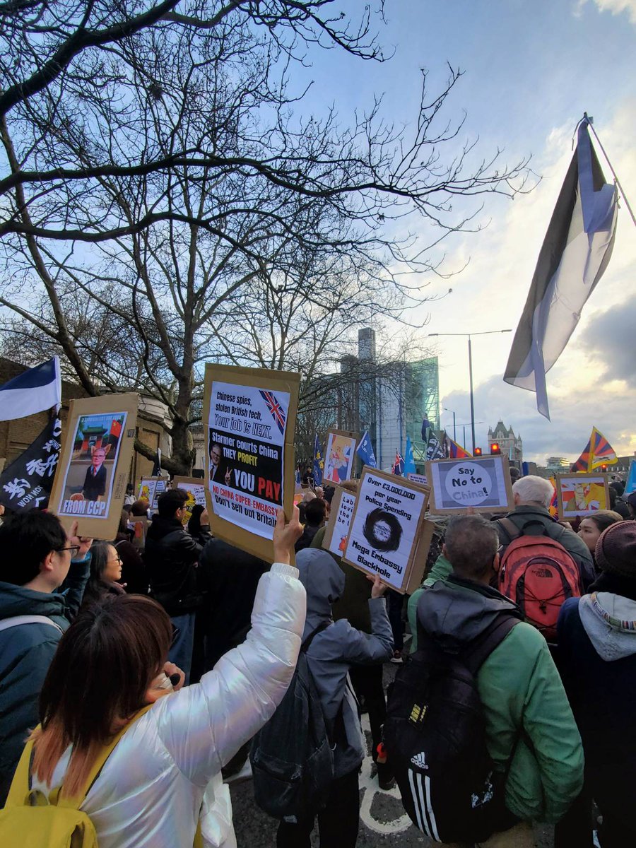 HKLabourRights's tweet photo. Hongkongers across the UK stood with Uyghur, Tibetan, Burmese, Taiwanese communities and British citizens to oppose China’s “mega embassy” and cross-border repression.
Bow to China, lose forever.
#MegaEmbassyMegaMistake #NoCCP #UKHongkongers https://t.co/GAvg4dvjsA