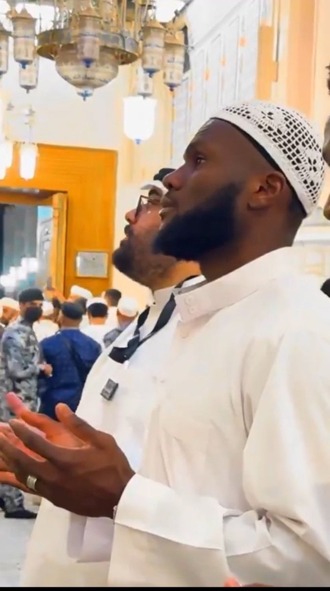 mnm87600's tweet image. جمهور الأهلي،
كيسيه مسلم قبل أن يكون لاعبًا،
نعم قد يتراجع المستوى، وهذا يحدث مع أي لاعب،
لكن الاحترام واجب والتنمر  من بعض المعرفات لا يليق بنا ولا بأخلاق الإسلام.
قال تعالى:
﴿يَا أَيُّهَا الَّذِينَ آمَنُوا لَا يَسْخَرْ قَوْمٌ مِّن قَوْمٍ﴾
ننتقد الأداء، ولا نُهين الإنسان