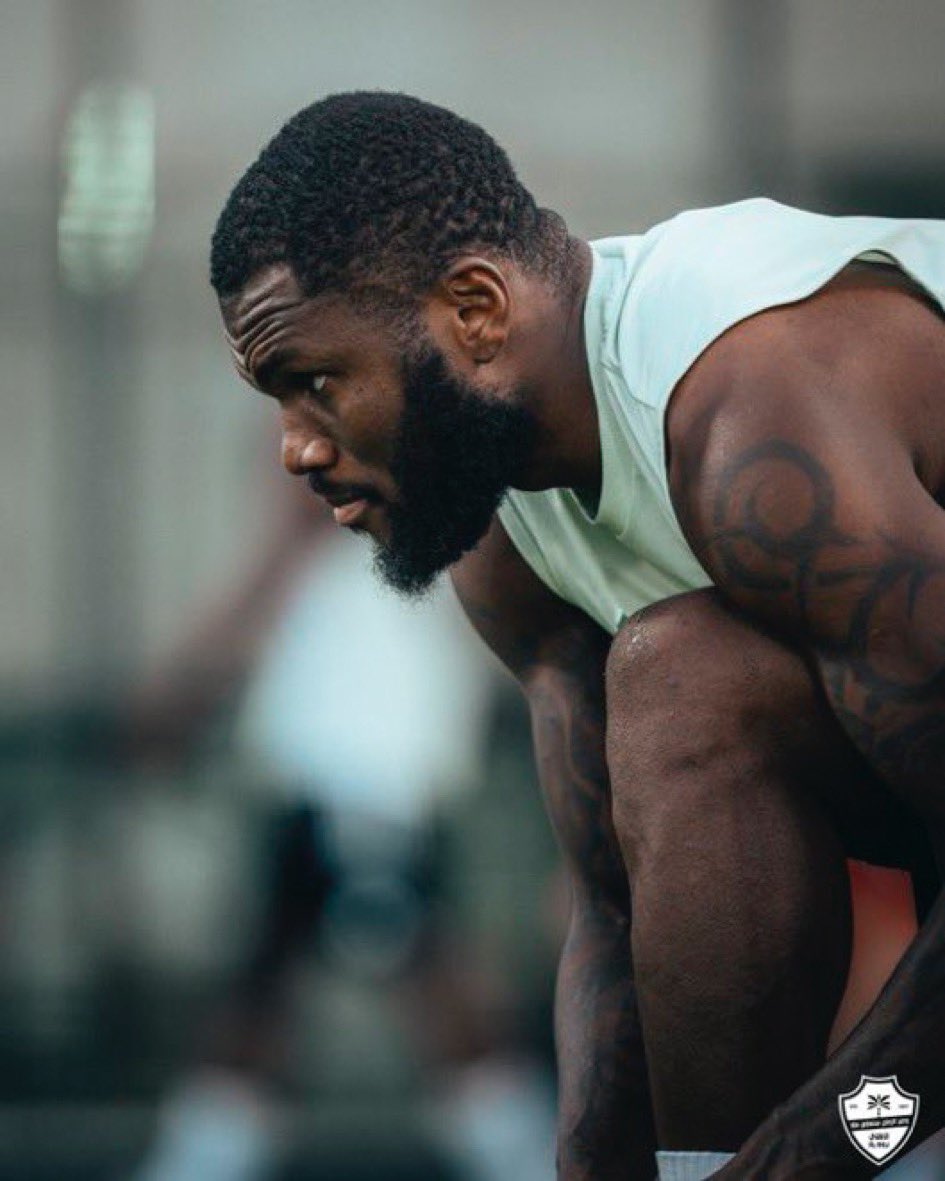 mnm87600's tweet image. جمهور الأهلي،
كيسيه مسلم قبل أن يكون لاعبًا،
نعم قد يتراجع المستوى، وهذا يحدث مع أي لاعب،
لكن الاحترام واجب والتنمر  من بعض المعرفات لا يليق بنا ولا بأخلاق الإسلام.
قال تعالى:
﴿يَا أَيُّهَا الَّذِينَ آمَنُوا لَا يَسْخَرْ قَوْمٌ مِّن قَوْمٍ﴾
ننتقد الأداء، ولا نُهين الإنسان