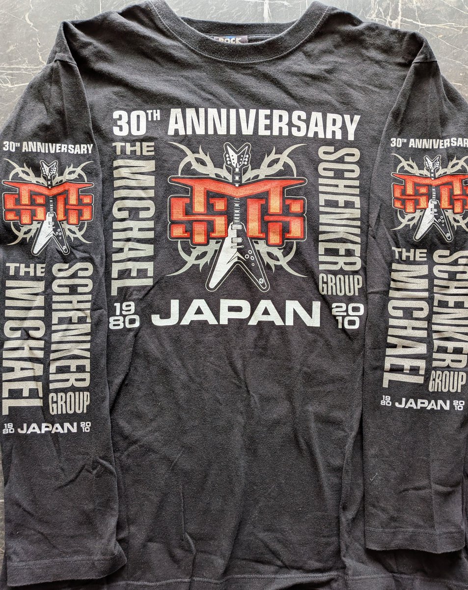 maidenjap's tweet photo. 【フォロー＆リポストで応募！】
マイケルシェンカーファン必見！
2010年来日時に発売された貴重な
 "MSG30周年記念"公式ロンTシャツ
（新品未使用・XLサイズ）
両袖には、クールなMSGマーク付き。
バックには、ジャパンツアーの
公演日程入り！パジャマにも最適！
1/26 からの来日公演（東京・大阪）に
間に合う様に発送します！
転売は、絶対厳禁。〆切、1/22 20時。