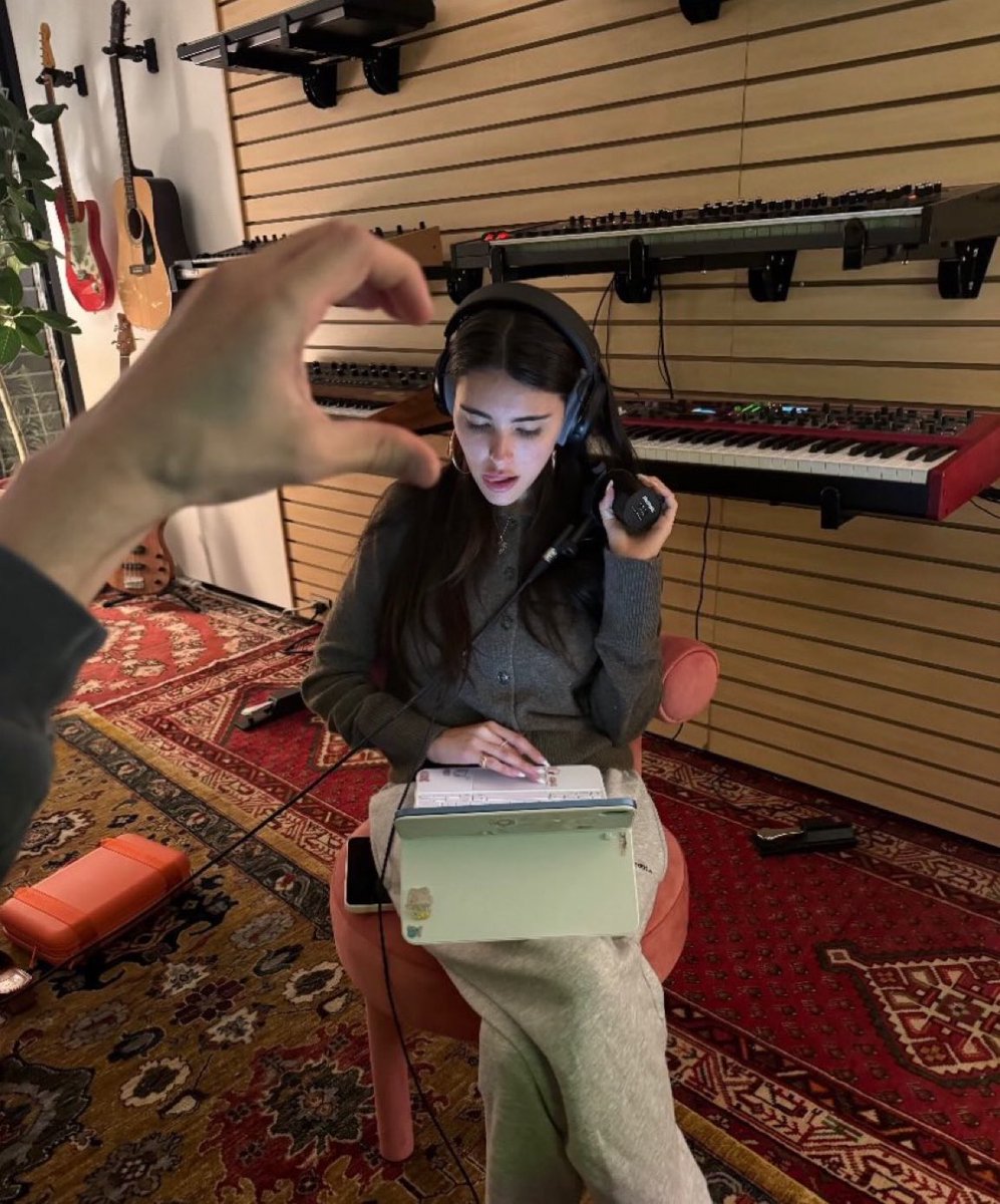 makeyouworrys's tweet image. she was pregnant with nothing at all here btw