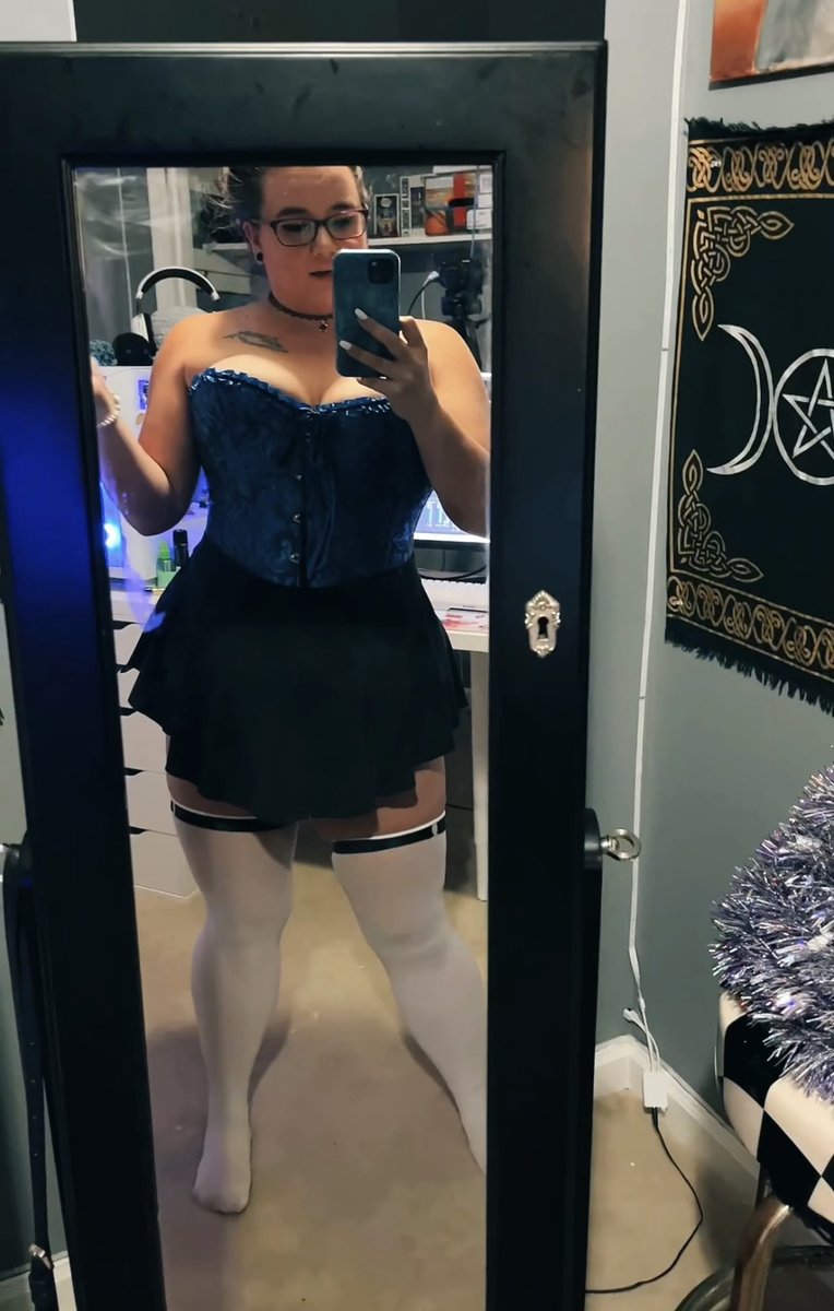 HeavannAllison's tweet image. Should I wear white or blue socks with this look?