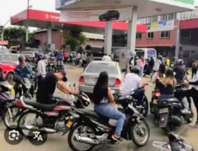 Uribistas corriendo a tanquear antes de que baje el precio de la gasolina. ⛽ 😅