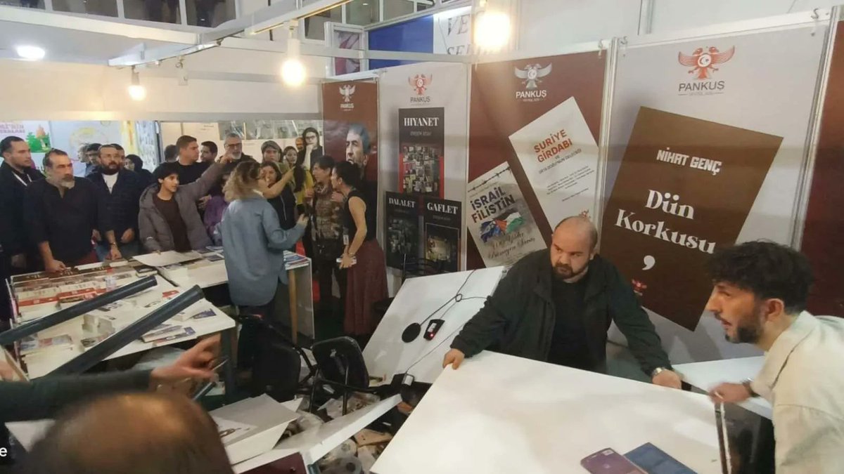 Dün Adana'yı kurtarılmış bölge ilan eden terör örgütüne ses çıkarmaya cesaret edemeyip, bugün Adana Kitap Fuarında  <a href="/PankusYayinlari/">Pankuş Yayınları</a> standındaki emekçilere saldıranlara diyecek sözümüz yok artık. Durduğunuz yeri de, "vatan" ve "millet" kavramlarının sizin gönlünüzdeki yerini de