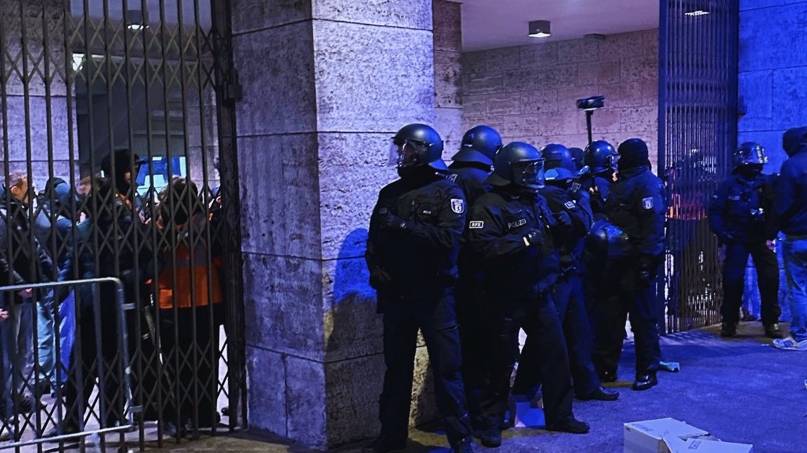 ACAB with a lot of violance inside the stadium during Hertha BSC vs Schalke 04.

This is how the ultras reacted:

“ACAB” 

The ultras on the Ostkurve also left the stadium in protest against 1312 actions.

#BSCS04 #acab