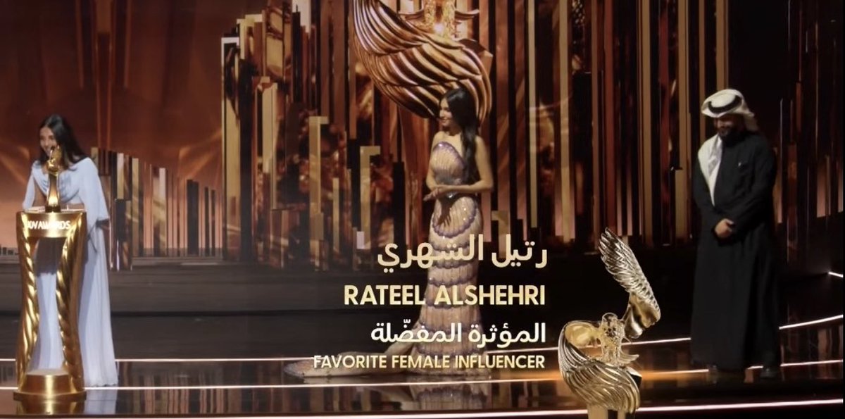 <a href="/woonyluv/">wonwon</a> هو قدّم جائزة المؤثر، ومريم قدّمت المؤثرة.
وبالنسبة للمسافة، هذا شيء طبيعي ومعروف عنه إنه محافظ ودايم حريص، وديننا أوصانا بهالشيء ،
وكلام إنه نزل وسحب عليها غير صحيح، ما كان حاب يكسر بخاطر ريان، فنزل معه وبعدين رجع
لا تنقدون وتدورون على أتفه الأسباب، خلّوا العالم مبسوطة