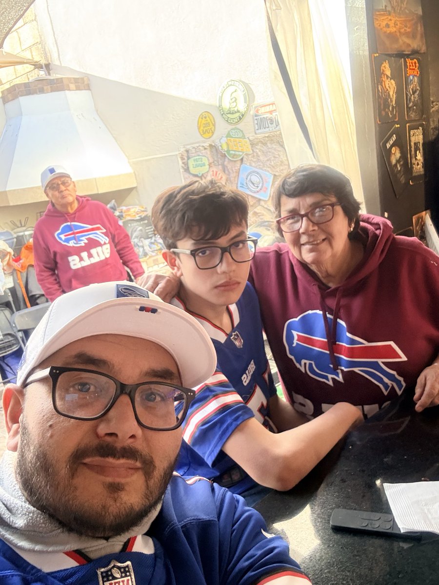 chuy_morrison's tweet photo. #NFLEnTelevisa
 #BILLSMAFIA CHIHUAHUA https://t.co/D9cofwhFSA