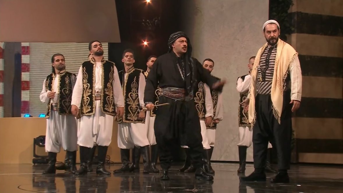 SalehNero's tweet image. جتني الغصة والله .. يقولون أن الأماكن اللي حبيناها بصدق، تسكنها أرواحنا إلى الأبد. تأملوا أكثر ، راح تشوفون بقايا حكاياتنا القديمة عالقة. كأنهم يرفضون الرحيل حتى يطمئنوا أن (باب الحارة) في قلوبنا للأبد. ❤️

#باب_الحارة