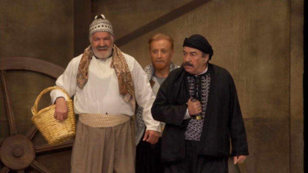 SalehNero's tweet image. جتني الغصة والله .. يقولون أن الأماكن اللي حبيناها بصدق، تسكنها أرواحنا إلى الأبد. تأملوا أكثر ، راح تشوفون بقايا حكاياتنا القديمة عالقة. كأنهم يرفضون الرحيل حتى يطمئنوا أن (باب الحارة) في قلوبنا للأبد. ❤️

#باب_الحارة