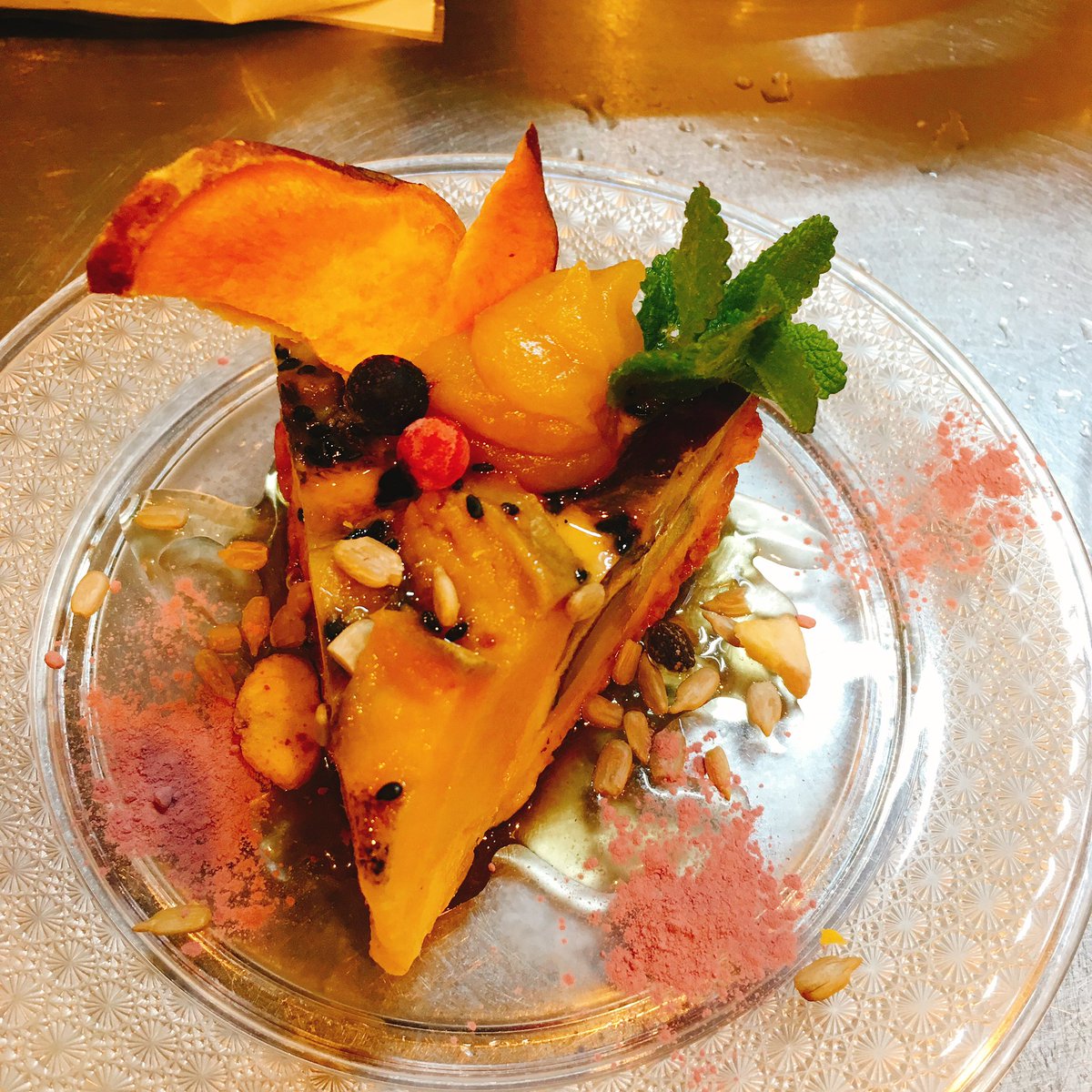 本日のランチはお野菜増し増し、辛さ抑え目の【ガパオ】、ピーナッツ