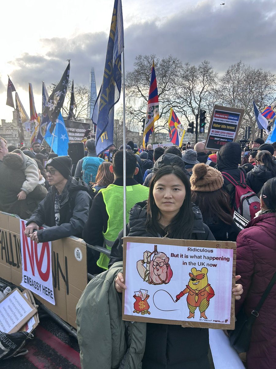 2026年1月17日  #Royal Mint Court 
这应该是第九次站在皇家铸币厂反对兴建中国巨型大使馆，本次人数约2500人，虽然没有往日人数多，但本次聚集了多个政党议员演讲包括英国保守党党魁 Kemi Badenoch  改革党国会议员 Danny Kruger 等