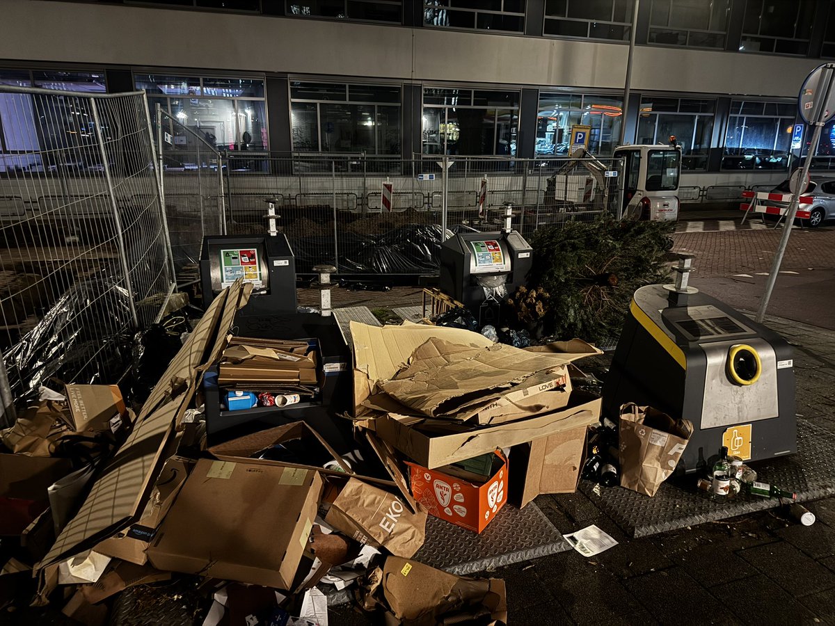 ChefLittleC1's tweet image. Totale chaos bij ons containerpark omdat @rotterdam werkzaamheden laat uitvoeren zonder coordinatie met vuilophaal en bewoners …#Rotterdam @gemeenteraad010 #academiestraat @Havenloods @LeefbaarRdam @College010