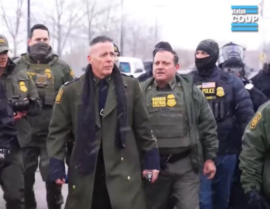 LeonKrauze's tweet image. Su nombre es Gregory Bovino.
Antes de la campaña de terror contra los inmigrantes era…nadie.
Hoy se viste así, evocando la vestimenta y los símbolos Nazis.
La historia lo juzgará con dureza.
No tengo duda.