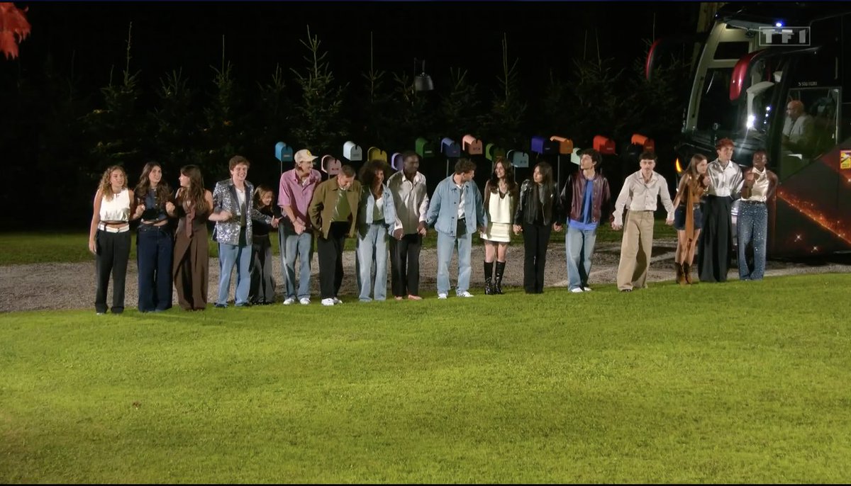 On dirait que la théorie de la sortie du premier bus se confirme… On verra si Sarah et Victor sont en finale ! #StarAcademy