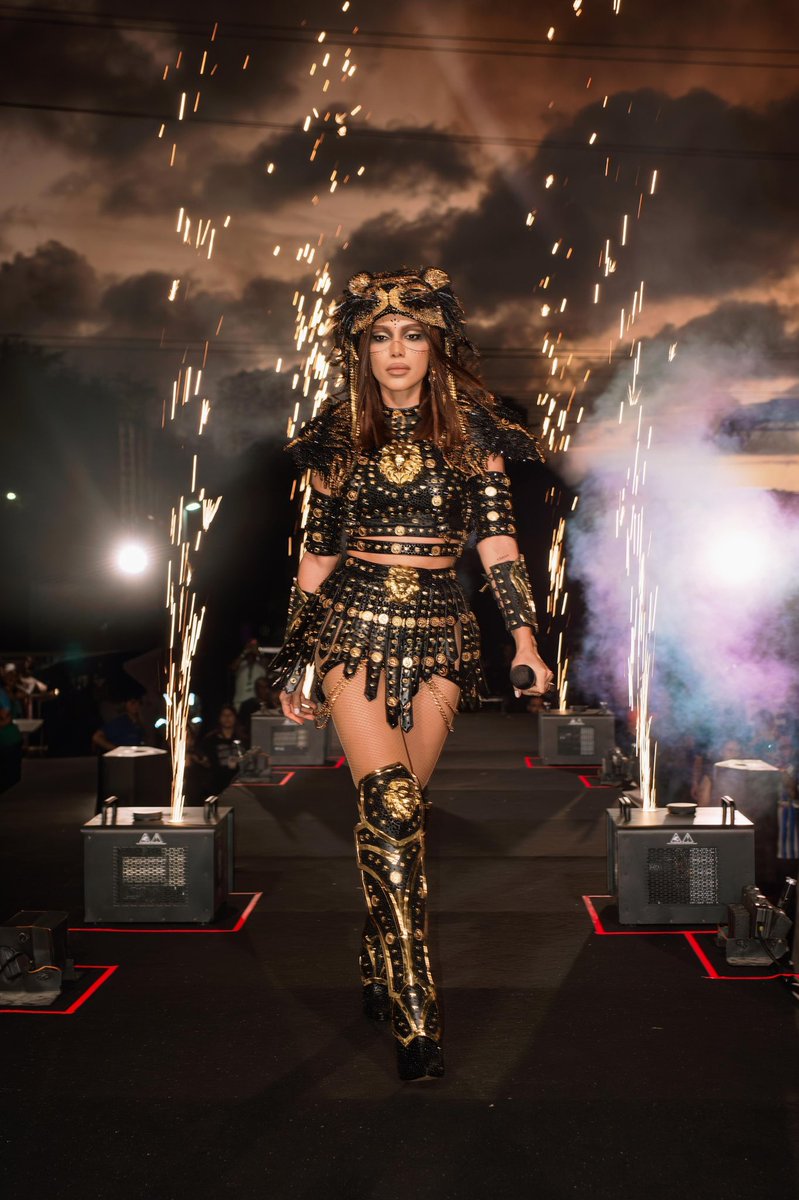 Anitta's tweet image. Recifeeee, bora com tudo ♌️✨ #EnsaiosDaAnitta