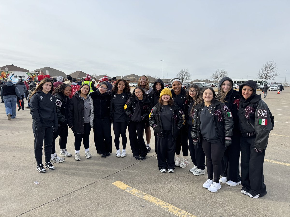 amariehardaway9's tweet photo. Cold morning, warm hearts. 🩶❄️ Proud to serve our community with my Lady Wolves this MLK Weekend at the Help After the Holidays Mobile Food Pantry. 🥎🐺
#LadyWolves #GiveBack #MLKWeekend #CommunityFirst #TeamService #Grateful #SoftballFamily https://t.co/92LTBLaAHs