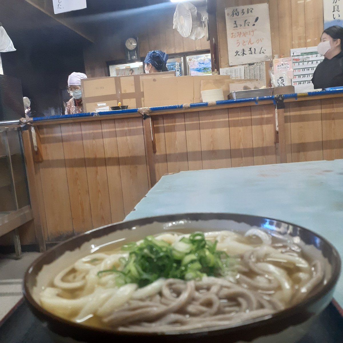 satolruu's tweet photo. @satolruuu 帰りに #山内うどん へ
車 止めるなり 鉄ちゃんと
目が合いニコニコしだす
店員皆 いらっしゃいと歓迎された

いつもと同じ 席に座り
店を見ながら食べるだけ

でも それが新年の挨拶

行くなり とっちゃん
ニコニコ動き回る光景 可愛かった

挨拶なって行って良かったと思う
https://t.co/GIsYklnR3T https://t.co/rnAy0SEfyk