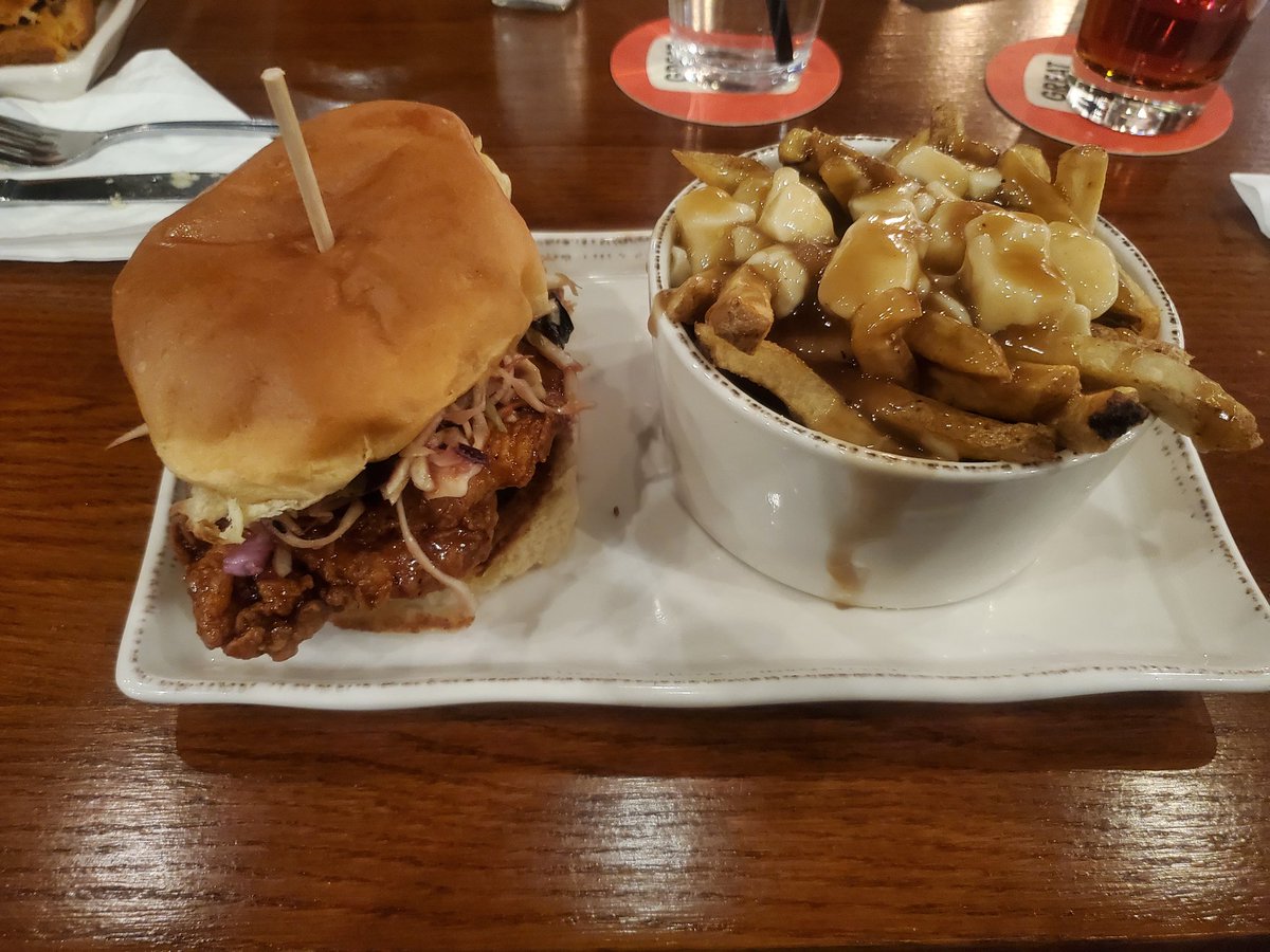 TheBomb1987's tweet image. Korean fried chicken sandwich at Billy’s Taphouse in Essex—crispy, tangy, and stacked with slaw swagger. A bold bite that balances heat and crunch like a culinary mic drop. #BillysTaphouse #KoreanChicken #EssexEats #FoodieFinds