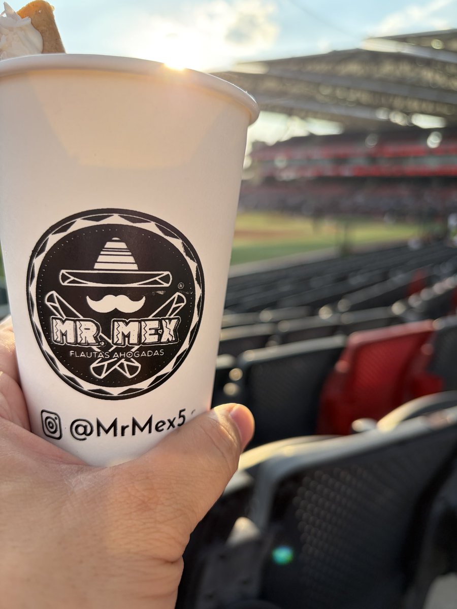 Muchas gracias <a href="/deportesmarti/">Deportes Martí</a> por permitirnos vivir este lindo sábado de pelota cc <a href="/MiriPinkPop/">MiriPinkPop</a>