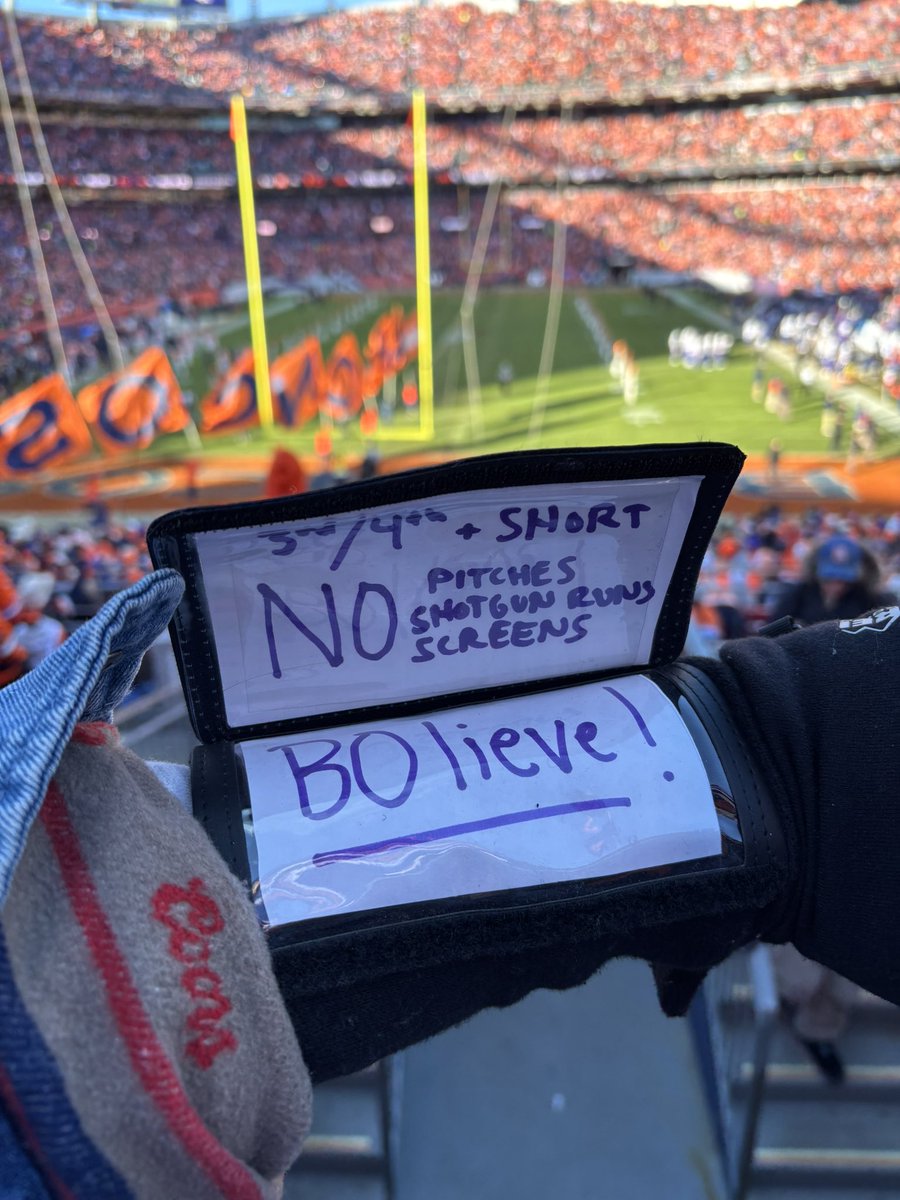 .<a href="/BoNix10/">Bo Nix</a> listen to the call and check the sheet before every snap