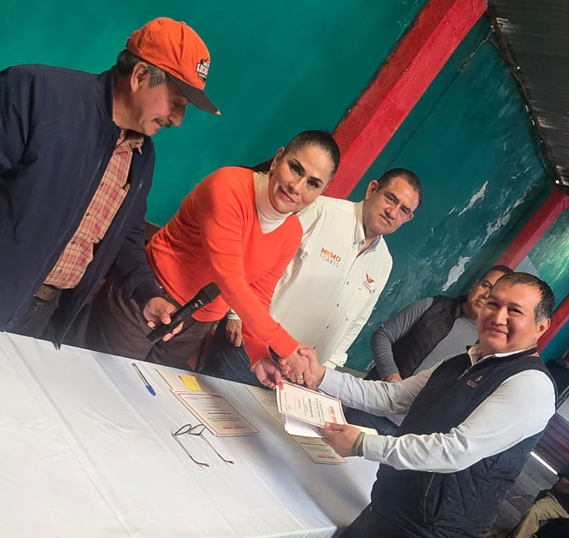 MovCiudadanoPue's tweet photo. 🔸La #OlaNaranja sigue creciendo con la nueva Comisión Operativa en #Atzintintla, junto a Jesús Mota.

La gira de nuestra coordinadora @FedrhaSuriano por la Sierra Nororiental sigue pintando de naranja a Puebla, sumando liderazgos y organización territorial.🍊👊⚡️ https://t.co/CMUy2gzwkU