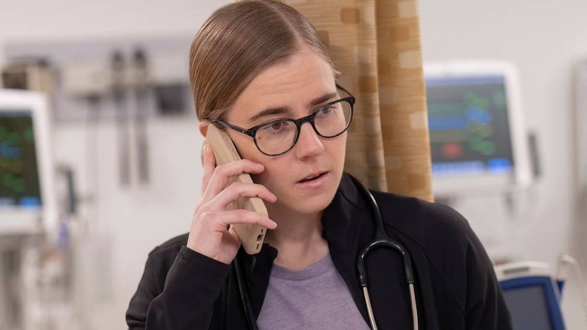 MarcMerli's tweet image. Perdoneu, però la Mel (Taylor Dearden, la filla del Carston) és la pitjor actriu de tot el cast de The Pitt. Poc natural, exagerada, surrealista… A la resta te’ls creus a tots. A ella, ho sento, però no. 
A la segona temporada potser més que a la primera…