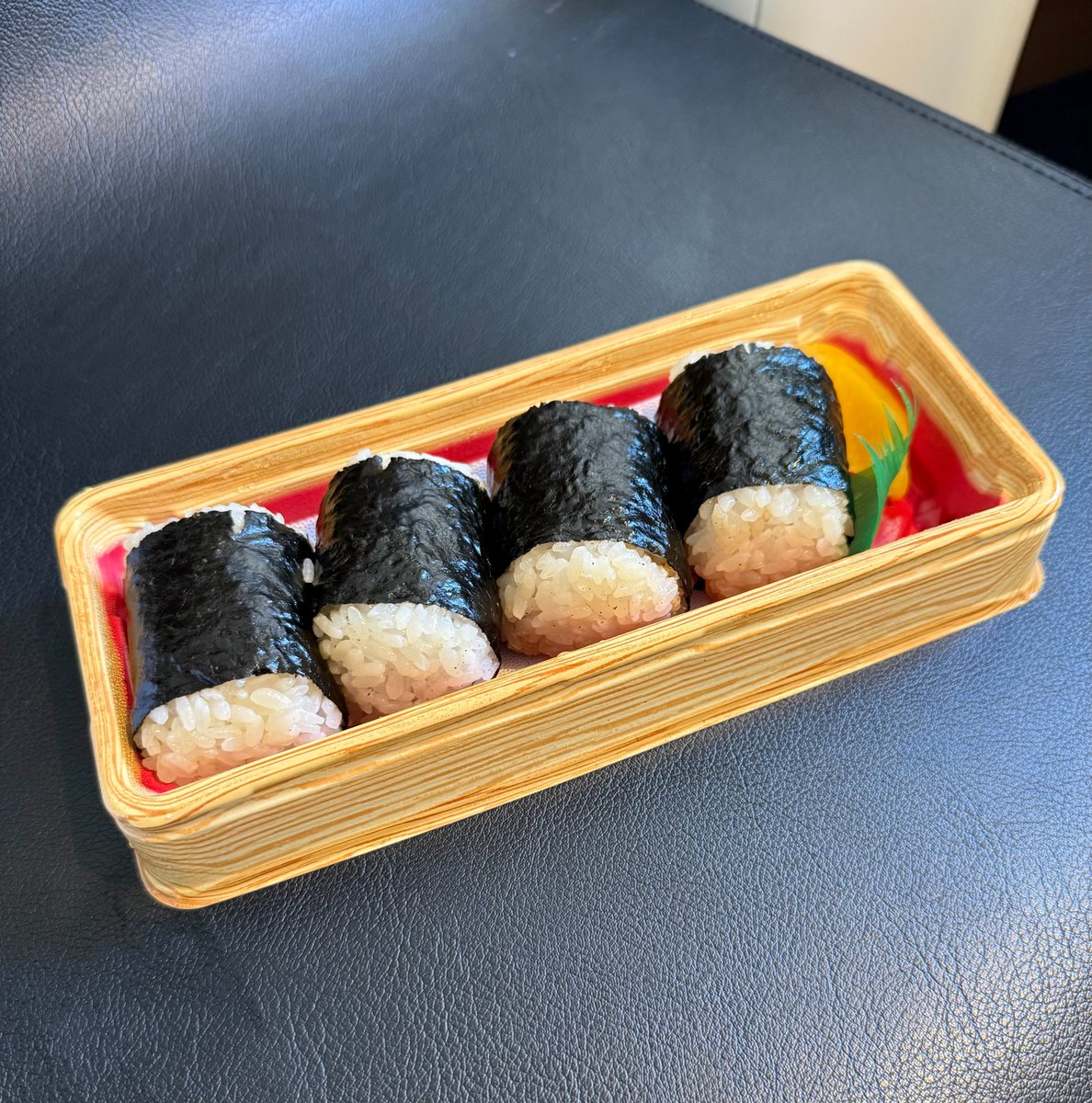 HamazakiTakashi's tweet image. 旅に出ると価値観が変わる事があります。
私は「おにぎり」について以前はあまり関心がありませんでした。
でも旅先でいろんなおにぎりに出会い、
おにぎり的なものを愛するようになりました。
いや、もともと愛していたんだと思います。
基本はやっぱり運動会や遠足の時の母のおにぎり。…