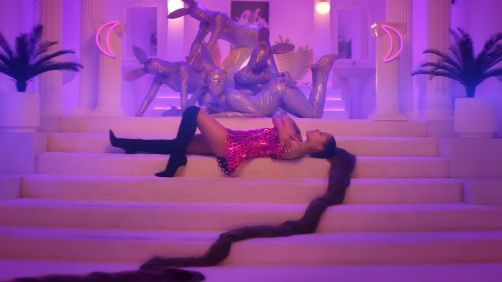 PopBase's tweet image. 7 years ago today, Ariana Grande released ‘7 Rings.’