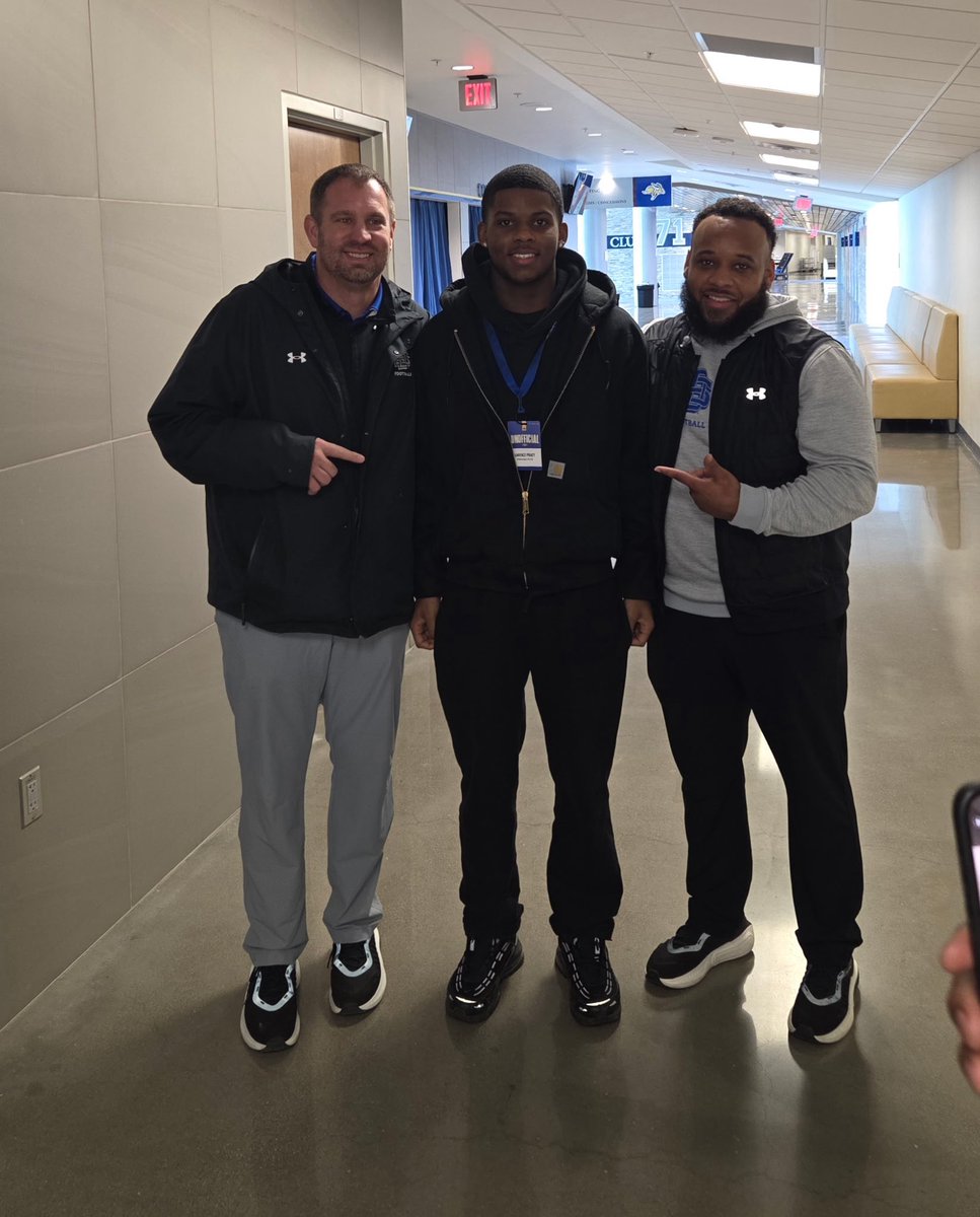 LarenzzP's tweet image. After a great junior day and conversation with @CoachDtjackson I’m excited to say I have earned my first division 1 offer from the university of South Dakota!!
@CoachMcLin @dyshawn_gales5 @CoachSMorris