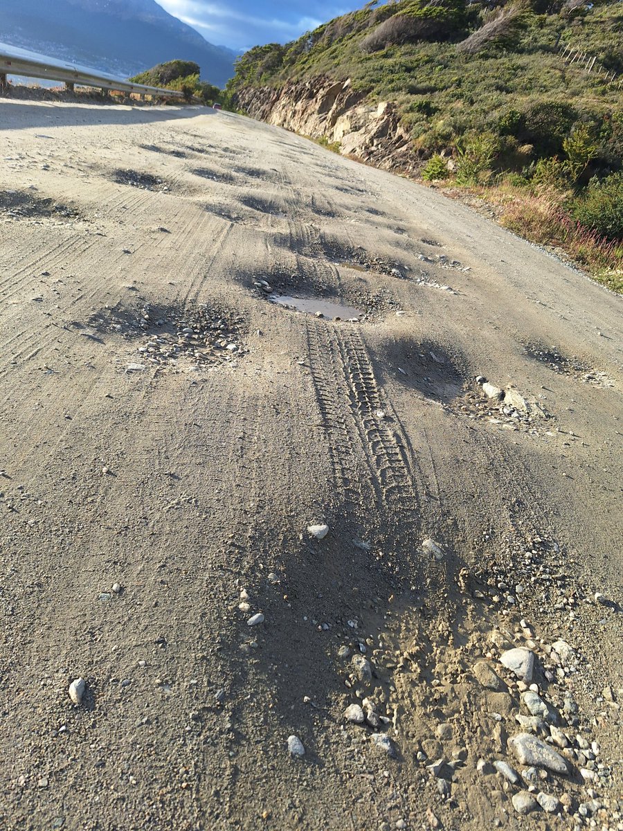 Exitoso concilio de Pozos en el #findelmundo 2026
Ruta provincial, que se quedó solo en el arranque, y debería ser un bello y mantenido camino a orillas del #canalbeagle hoy se muestra casi intransitable
Abandono del estado de sitios turísticos en plena temprada 👇