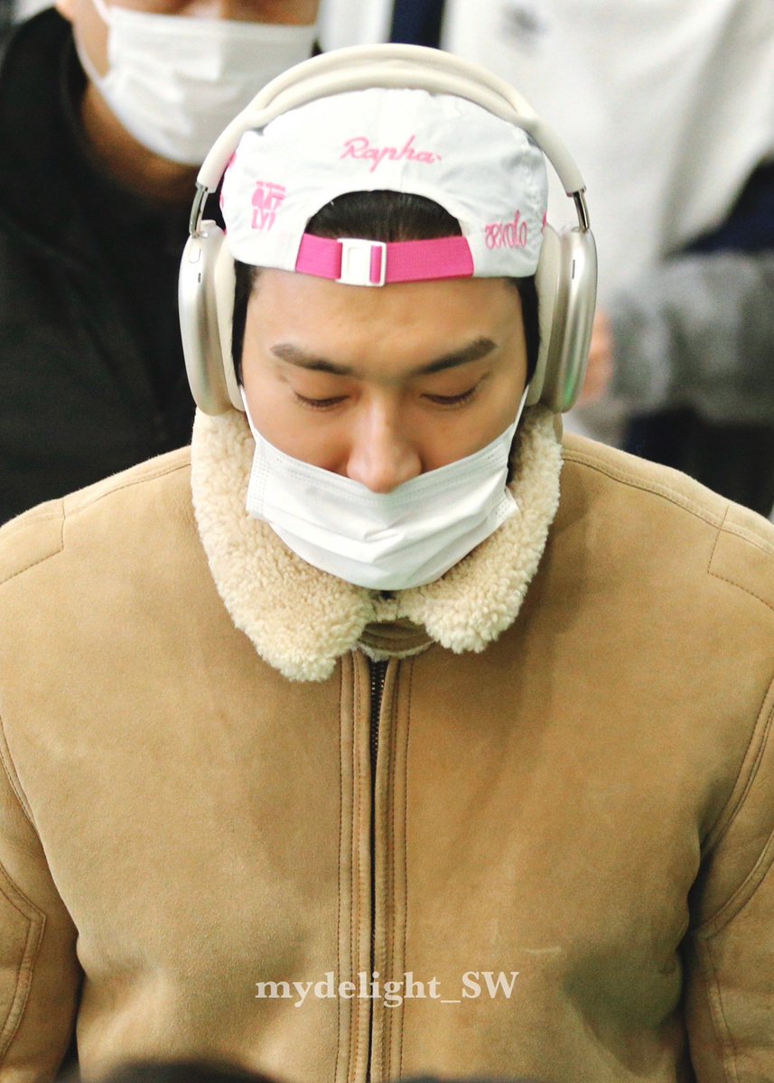 MyDelight_SW's tweet image. 260118 인천공항

사람많아(´･_･`)
혼돈 속 강한 이목구비 뽐내기✌🏻

#시원 #최시원 #SIWON #崔始源 #シウォン 
#슈퍼주니어 #SUPERJUNIOR @siwonchoi