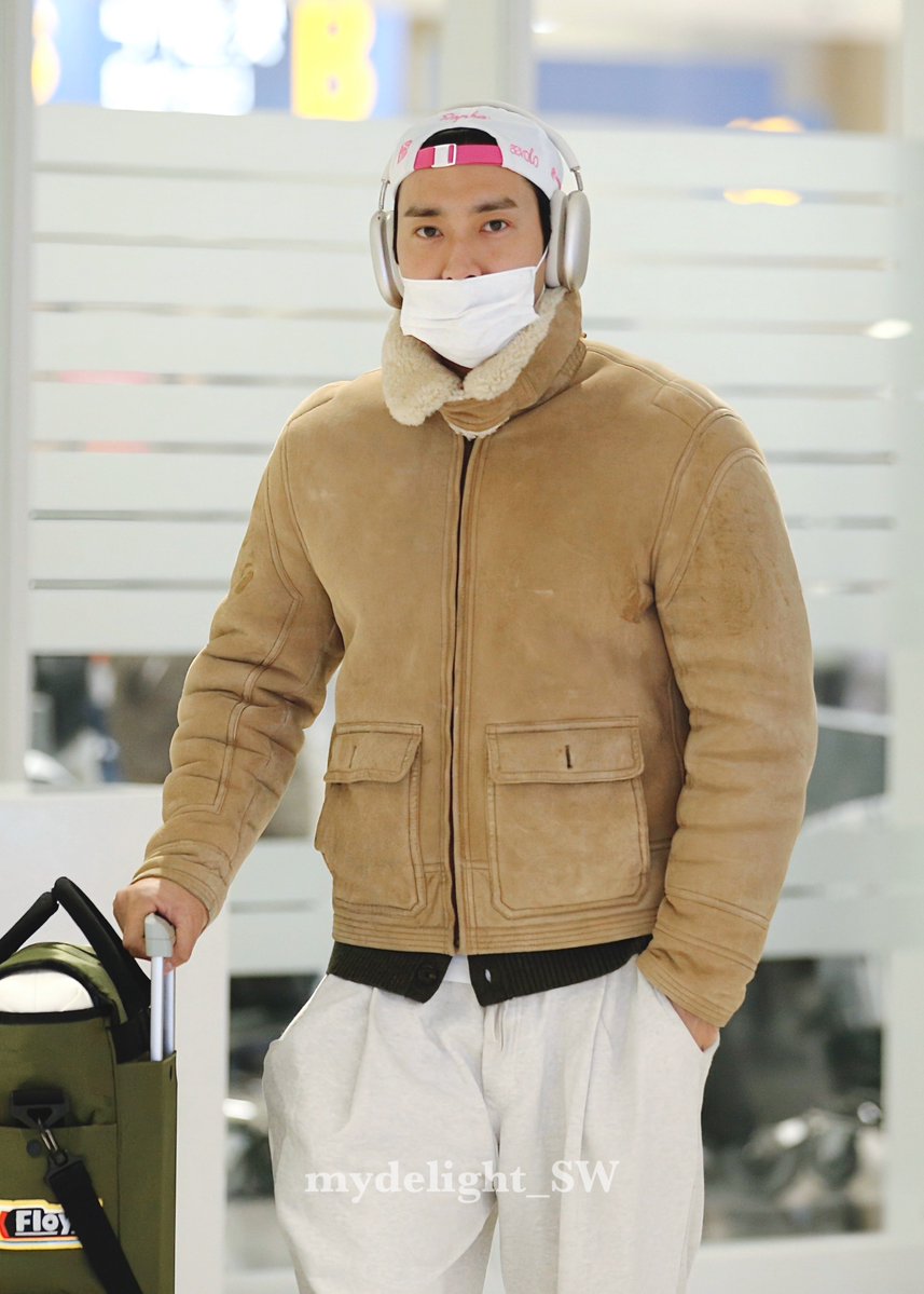 MyDelight_SW's tweet image. 260118 인천공항

사람많아(´･_･`)
혼돈 속 강한 이목구비 뽐내기✌🏻

#시원 #최시원 #SIWON #崔始源 #シウォン 
#슈퍼주니어 #SUPERJUNIOR @siwonchoi