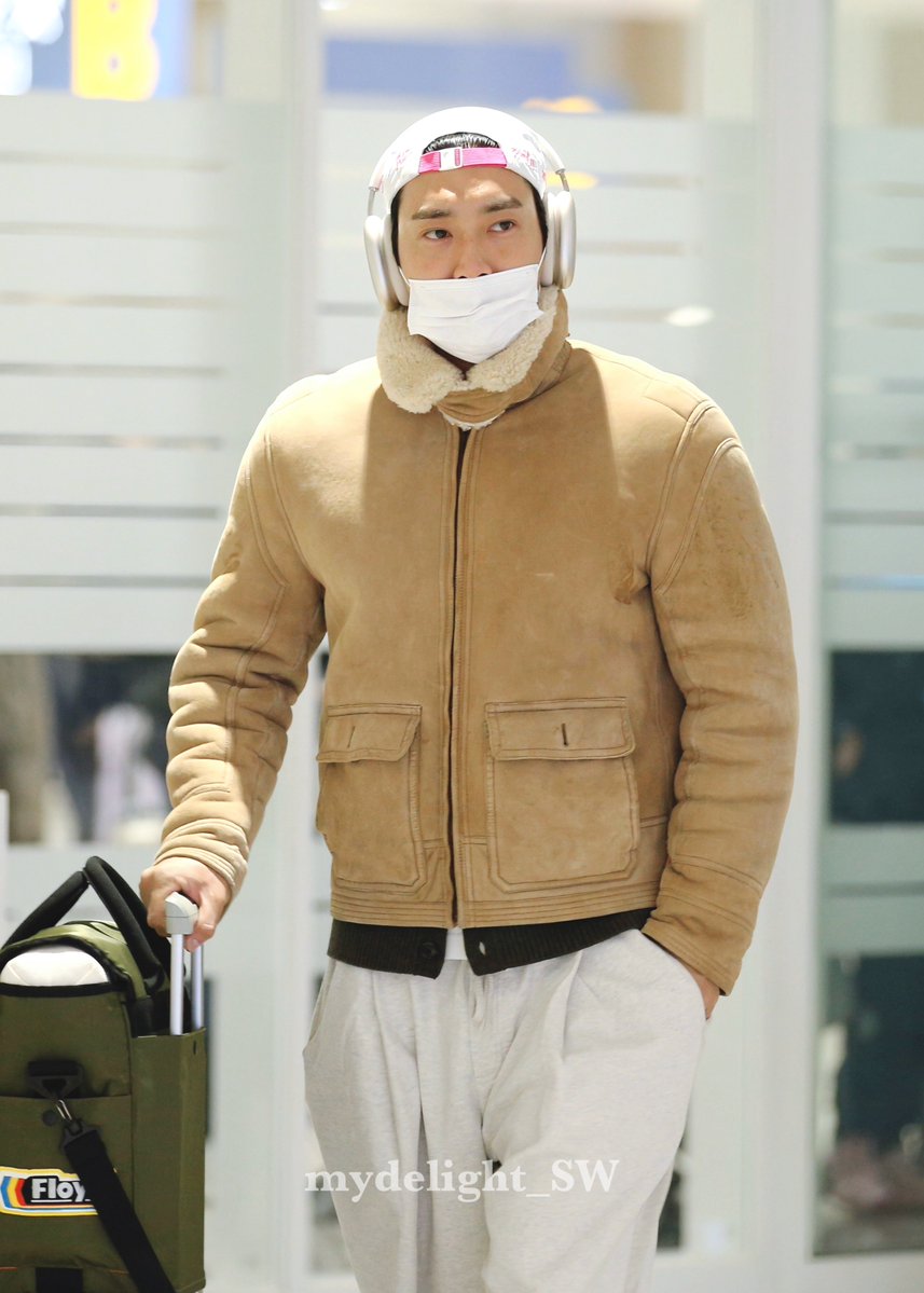 MyDelight_SW's tweet image. 260118 인천공항

사람많아(´･_･`)
혼돈 속 강한 이목구비 뽐내기✌🏻

#시원 #최시원 #SIWON #崔始源 #シウォン 
#슈퍼주니어 #SUPERJUNIOR @siwonchoi