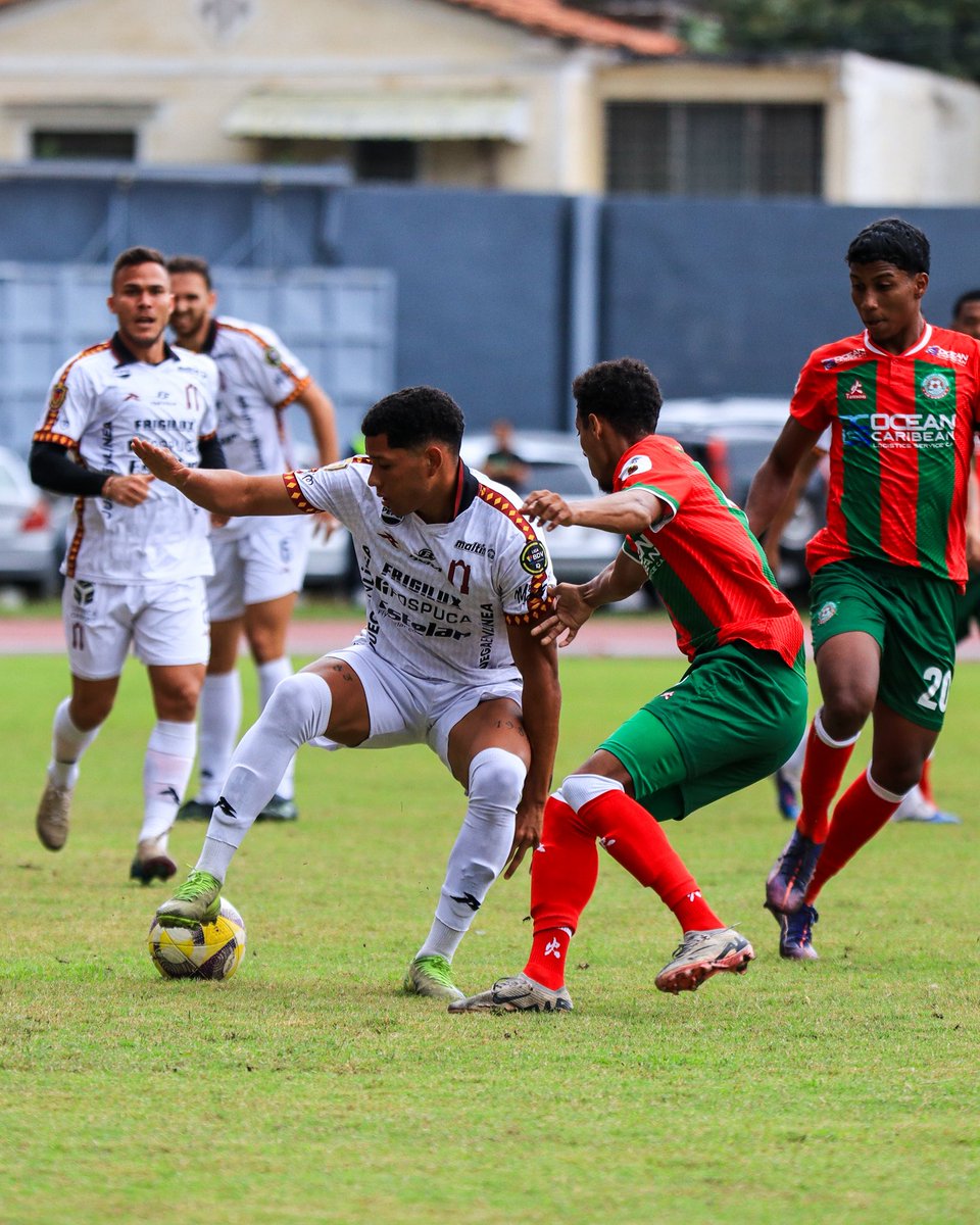 Carabobo_FC's tweet image. 𝗥𝗘𝗦𝗜𝗟𝗜𝗘𝗡𝗖𝗜𝗔 🐅👏

El “Tigre”, Loureins Martínez, disputó sus primeros minutos en amistoso de pretemporada, tras recuperarse de su lesión.

Pronto lo tendremos de vuelta en la @LigaFUTVE ⚽️💪

#MásGranate 🔝
#CaraboboEsGranate 🇱🇻