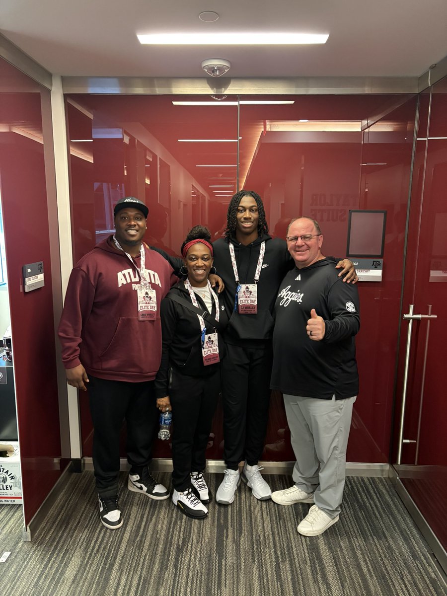 CJ_Whaley3's tweet image. I would like to say me and my family had a great time at the Home of The 12th man @247Sports @ChrisWhaley20 @AggieFootball #gigem #AGTG