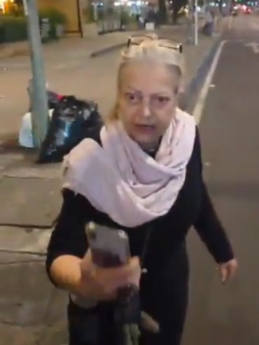 PepeLazzo's tweet image. Esta ladrona es liliana martinez,robo de vestidos de novia a muchas mujeres en Bogotá. 
Se les robó los vestidos,y desaparecio.
Es la misma que trato con vulgaridades al domiciliario de pizzas en bogotá.
Tiene un prontuario por estafa,y de apropiarse del apartamento donde vive.