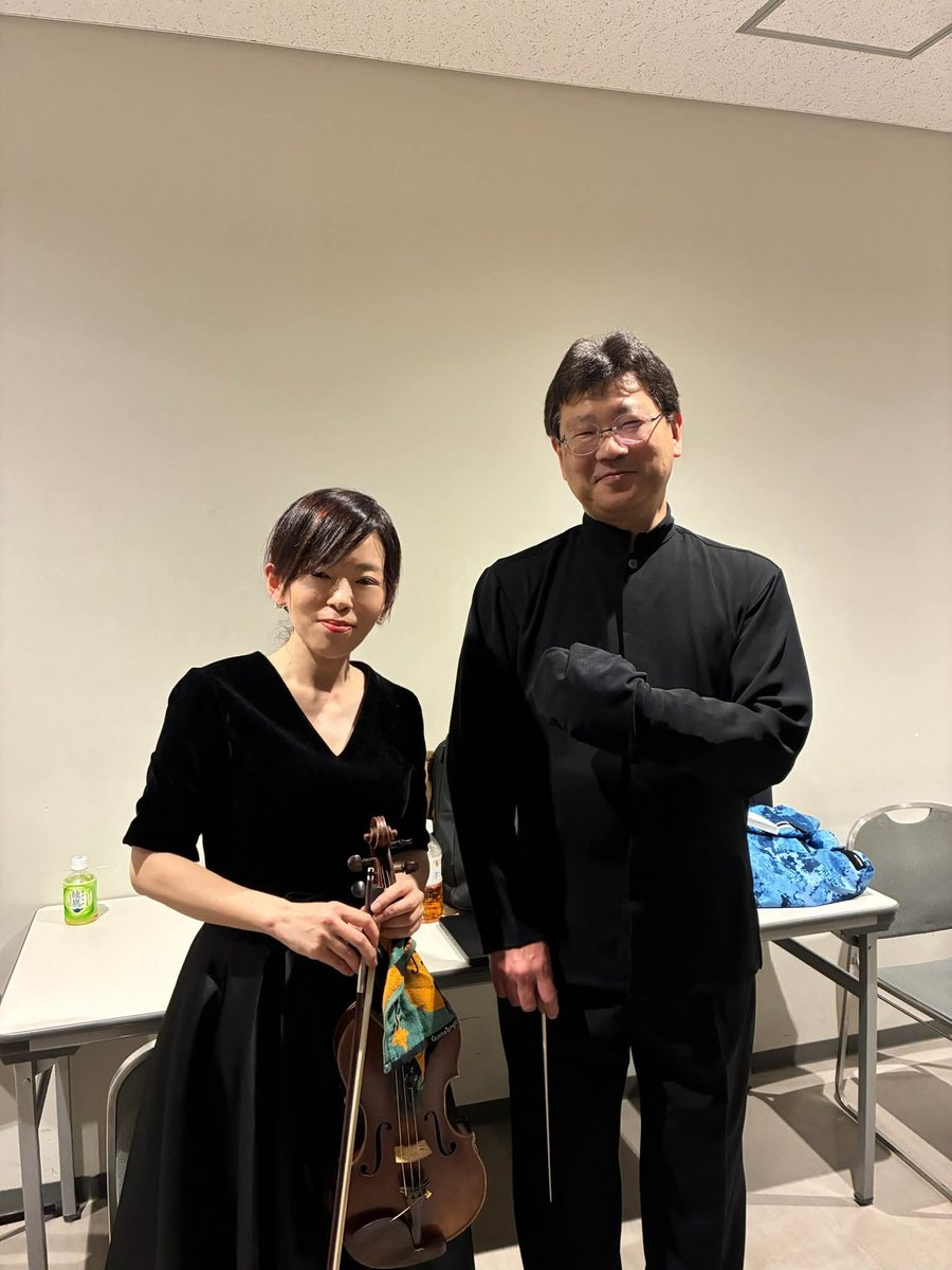 「指揮って右手だけで出来るんすねw」昨日の終演後掛けた一言。本番前日に左手を骨折したO河内氏。よしっ僕が代わりに！とワクワクしたけど出番なし(笑)結果は良い音＆音楽になってました。ただ左手で音の切りが出来ないので多少響きが濁る瞬間が。しかし良い経験でしたねとお互い顔を見合わせました。
