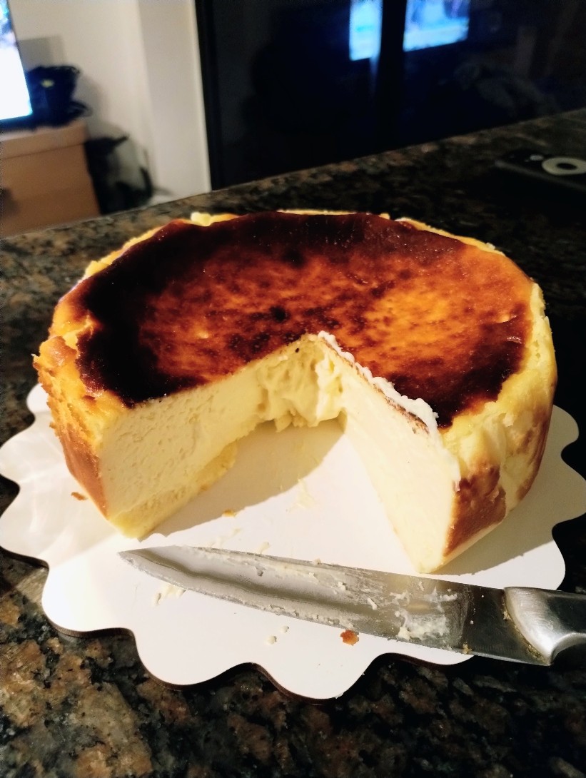 nachopintos's tweet photo. La receta de torta de queso de @PedroLambertini es todo lo que está bien. Sale cremosa y no empalaga.
Aprobada por mi novia, quien me regalo el libro para continuar la pastelería en nuestra casita 👫 https://t.co/KyEXNLqolO