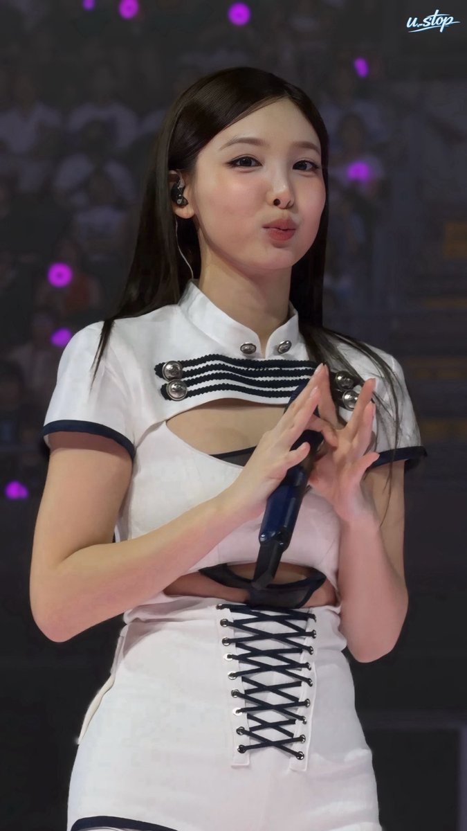 露出が多すぎると韓国で話題になっているナヨンちゃんのコンサート衣装