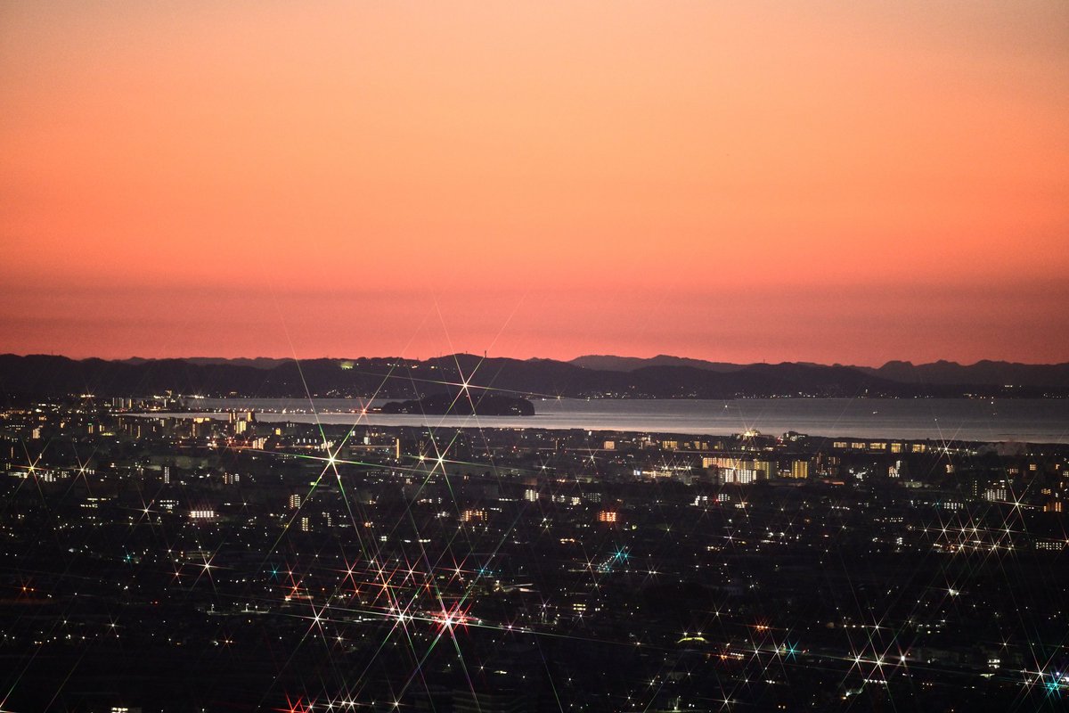 江ノ島の朝焼け、 朝焼けと輝く街✨✨ シーキャンドルの灯質も上手く撮れました