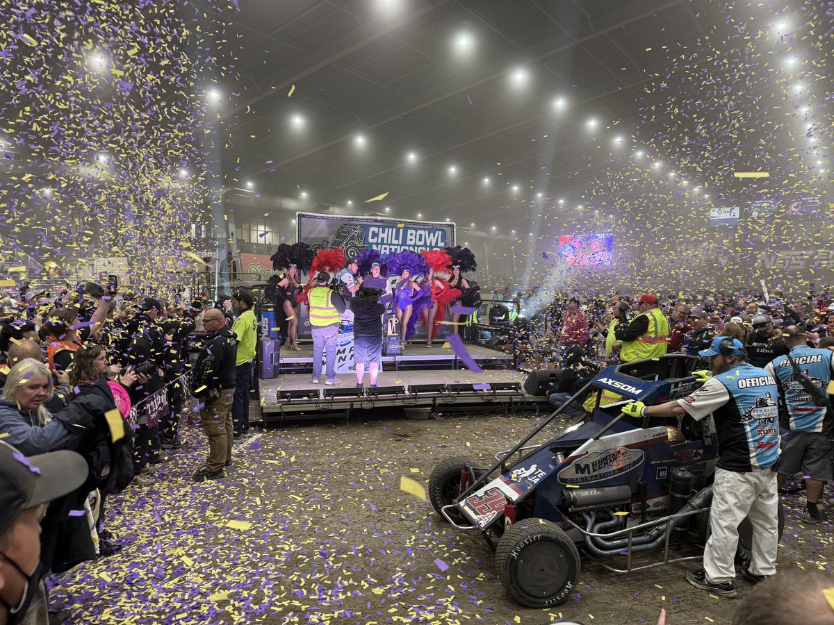 Walkapedia_'s tweet image. The Mountain Mechanical #39A soaks in confetti.

@EmersonAxsom is the 24th champion in the 40-year history of the @CBNationals!