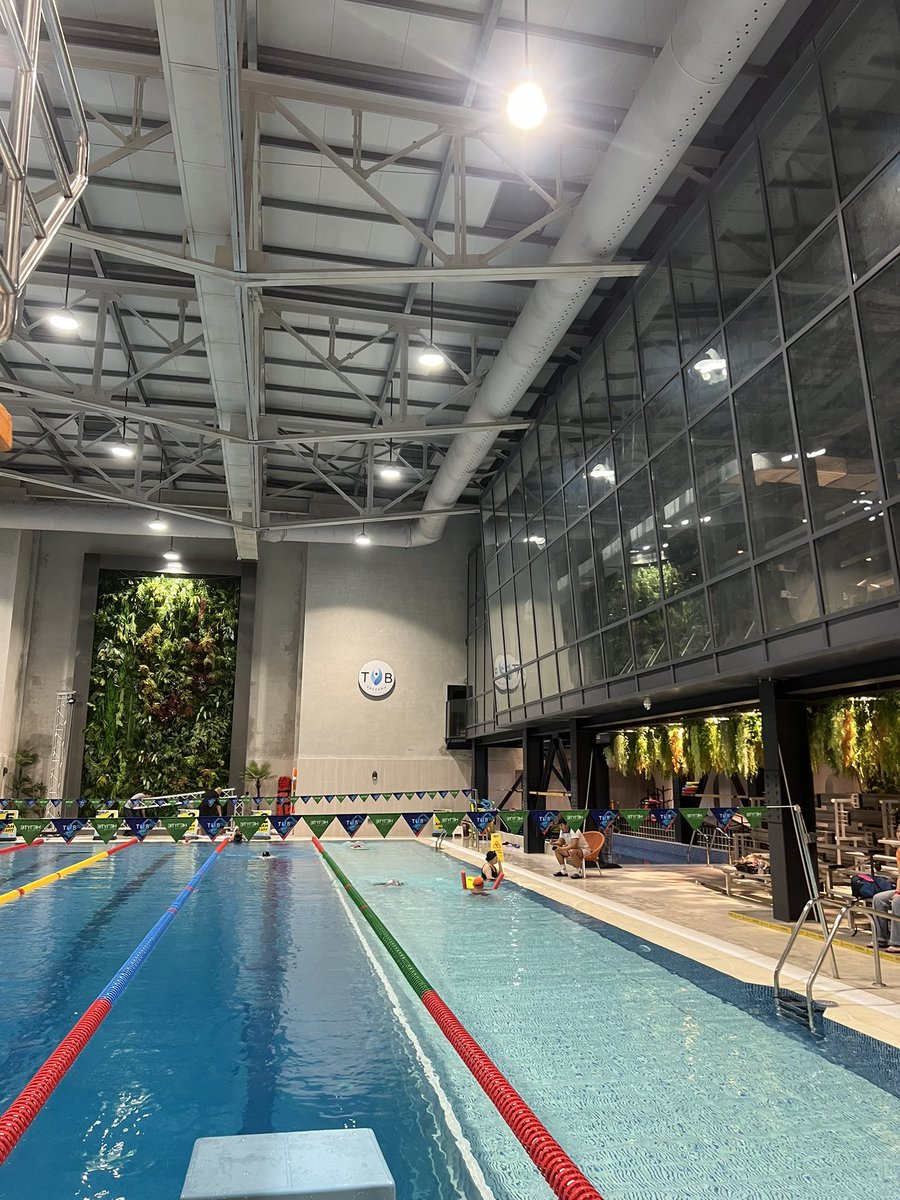 Төв бассейн их гоё болжээ, одоогийн дүүргүүдийн бассейн шиг л бсан даа анх сэлж сурч байхад (түрүү зуунд😝) улсын, хувийн өмч үүднээсээ л тэс өөр бхым даа ☹️