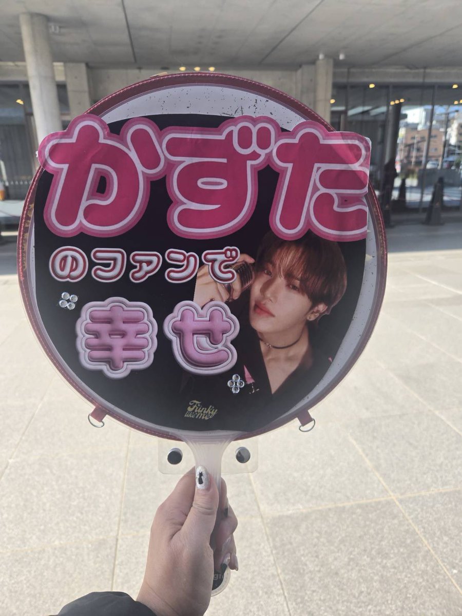 配布場所は入り口向かいのカフェに向かって右の椅子のところです