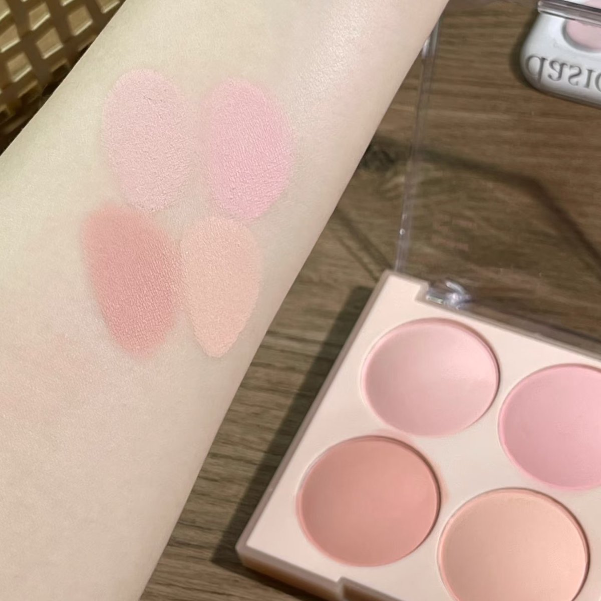 halloxkr_store's tweet image. #instockbyktui (( พร้อมส่ง )) 
🥜 Dasique Blending Mood Cheek #09 Almond Vanilla 🥜
〰️ ราคาตลับละ 330฿ 〰️

บลัชโทนอัลมอนด์–วานิลลา นัวสวยทุกสี ใช้เดี่ยวก็หวาน ปัดรวมก็ละมุนมากก ✨ เนื้อบางเบา เกลี่ยง่าย ให้แก้มดูฟุ้งใสแบบเกาหลีสุด ๆ

✳️ สั่งซื้อทาง dm ได้เลยค่ะ ✳️